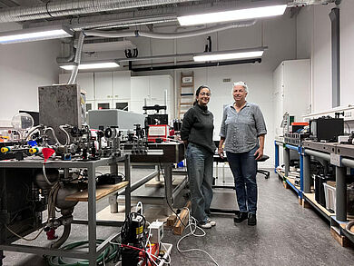 Bild von zwei Personen im Projektlabor