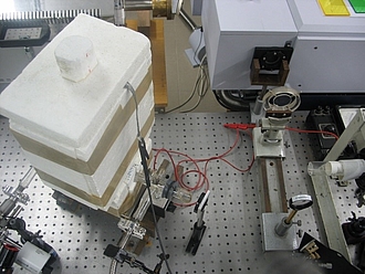 Blick auf die Hohlkathoden-Gasentladungslampen und den Eingangsspalt   eines Fourier-Transform-Spektrometers.