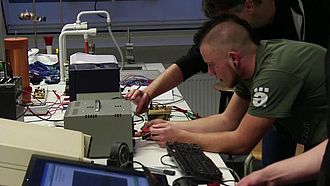 Studierende im Labor