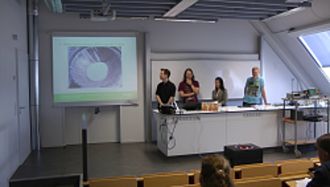 Studierende präsentieren ihr Projekt