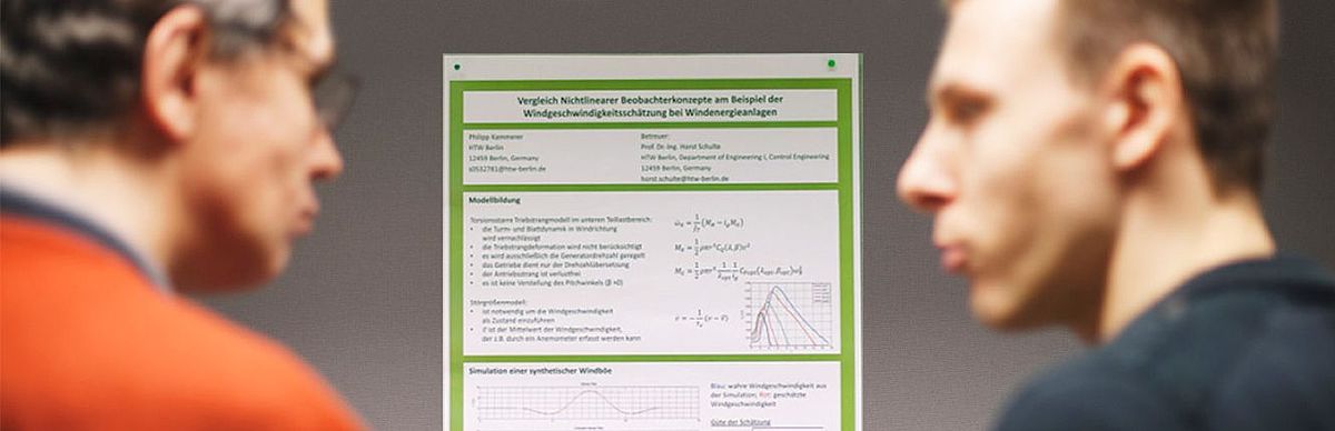 Zwei Wissenschaftler vor einem Poster