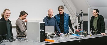Gruppe arbeitet im Labor