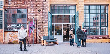 Bild vom Eingang des Maker Space