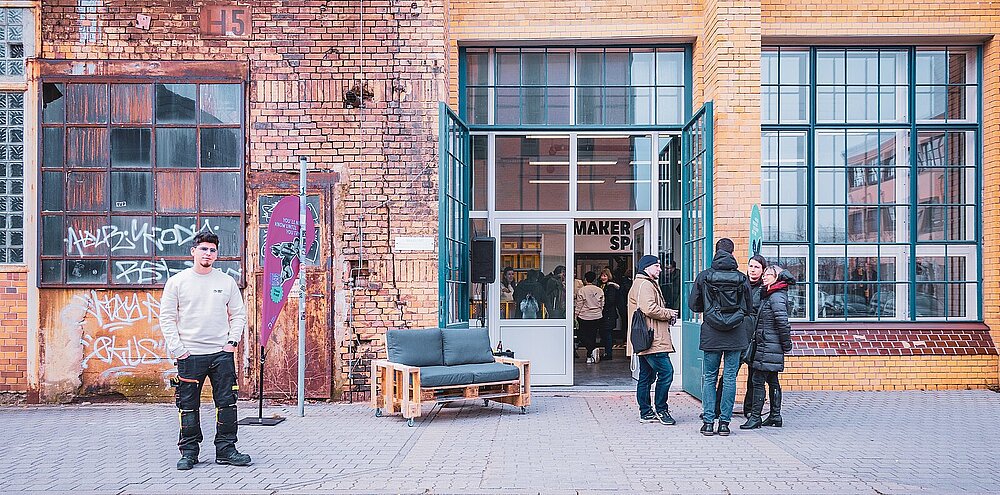Bild vom Eingang des Maker Space
