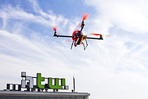 Eine Drohne über dem Campus der HTW Berlin