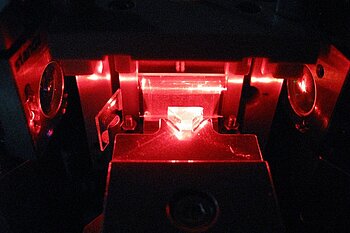 Aufnahme eines rot leuchtenden Laserstrahls