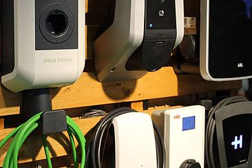 Elektrische Geräte mit Stecker und Kabeln an einer Wand