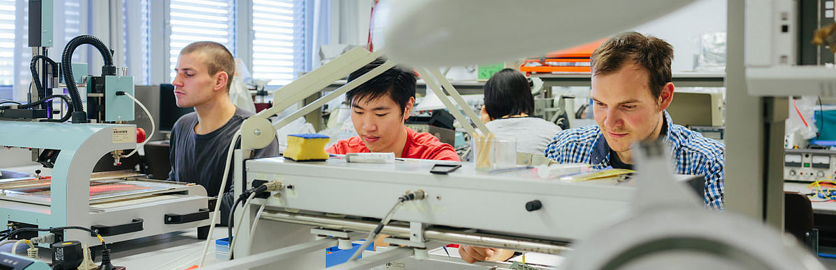 Studierende im Labor des Studiengangs Mikrosystemtechnik