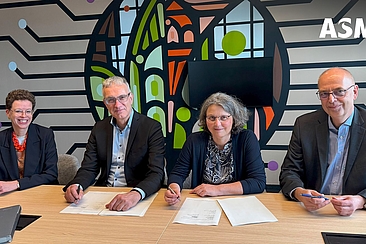Von links nach rechts: Prof. Dr. Stefanie Molthagen-Schnöring, Vizepräsidentin für Forschung und Transfer HTW Berlin, Dr. Markus Matthes, Geschäftsführer ASML Berlin, Prof. Dr. Annabella Rauscher-Scheibe, Präsidentin HTW Berlin, Volker Schmidt, Leit