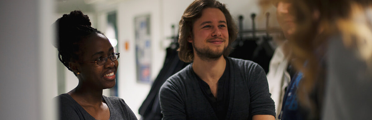 Studierende der Elektrotechnik im Gespräch