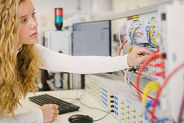 Studentin im Elektrotechnik-Labor 
