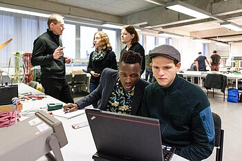 Zwei Studenten am Laptop