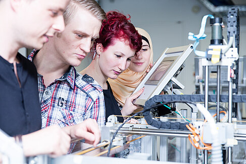 Studierende im Labor