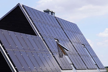 PV-Anlage auf einem Hausdach © Forschungsgruppe Solar der HTW Berlin PV-Anlage auf einem Hausdach © Forschungsgruppe Solar der HTW Berlin