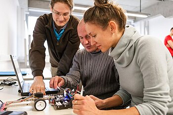 Drei Studierende im Labor