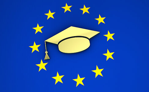 Europafahne mit goldenem Doktorhut